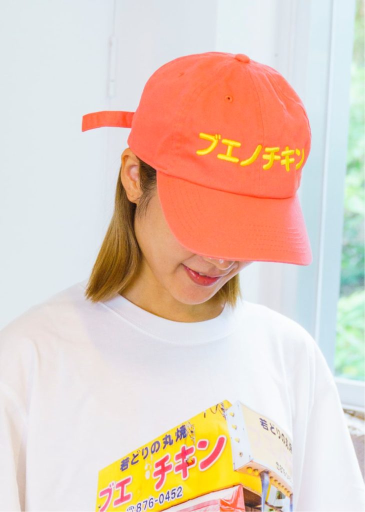 ブエノチキンオリジナルキャップ女性着用イメージ