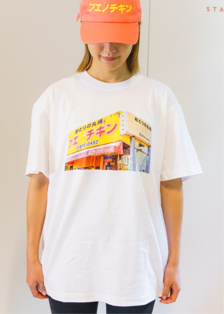 女性スタッフ着用ブエノチキンTシャツ