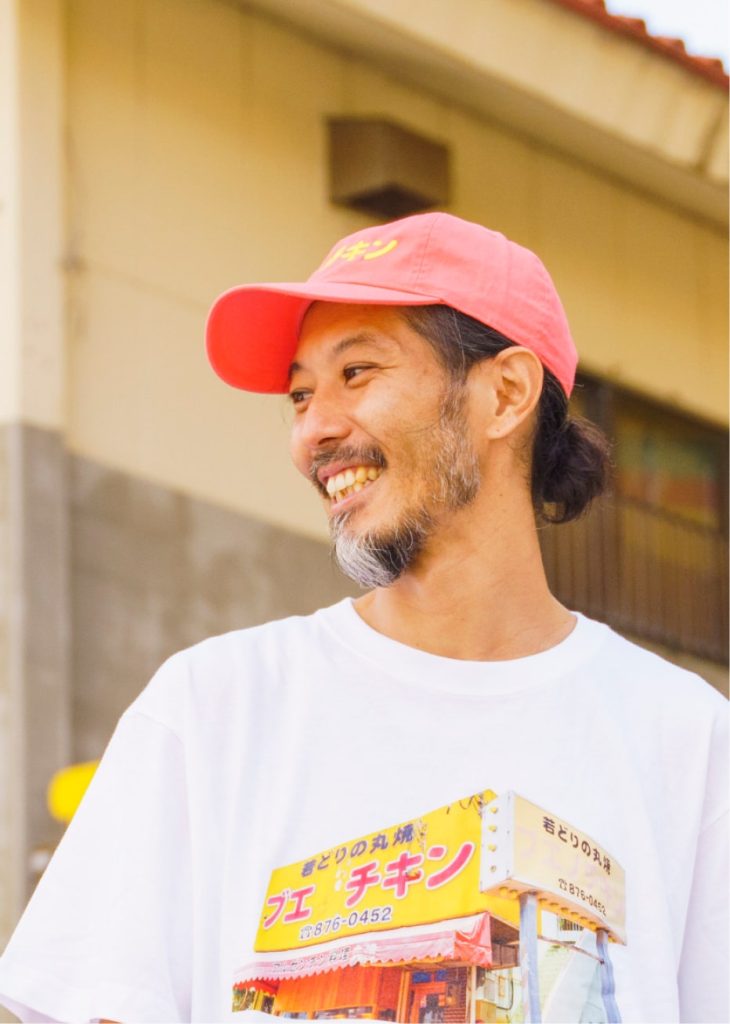 ブエノチキンオリジナルキャップ男性着用イメージ